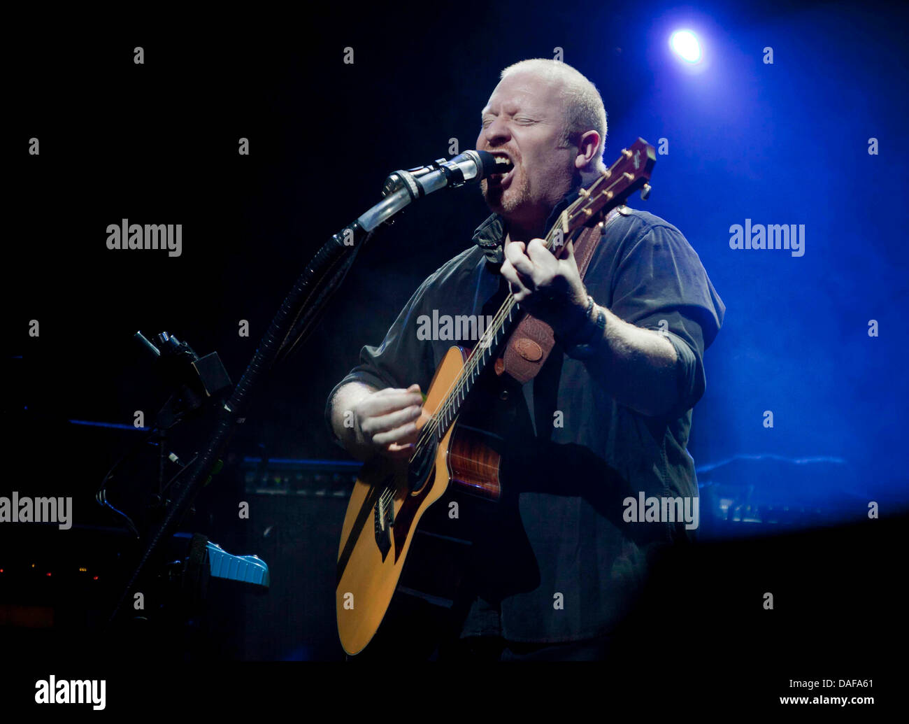 Singer and guitarist Steve Mac performing with his Band "The Australian Pink Floyd Show" in Höchst, Germany on 15 February 2011. The band played Pink Floyd covers. Photo: Rumpenhorst Stock Photo - Alamy