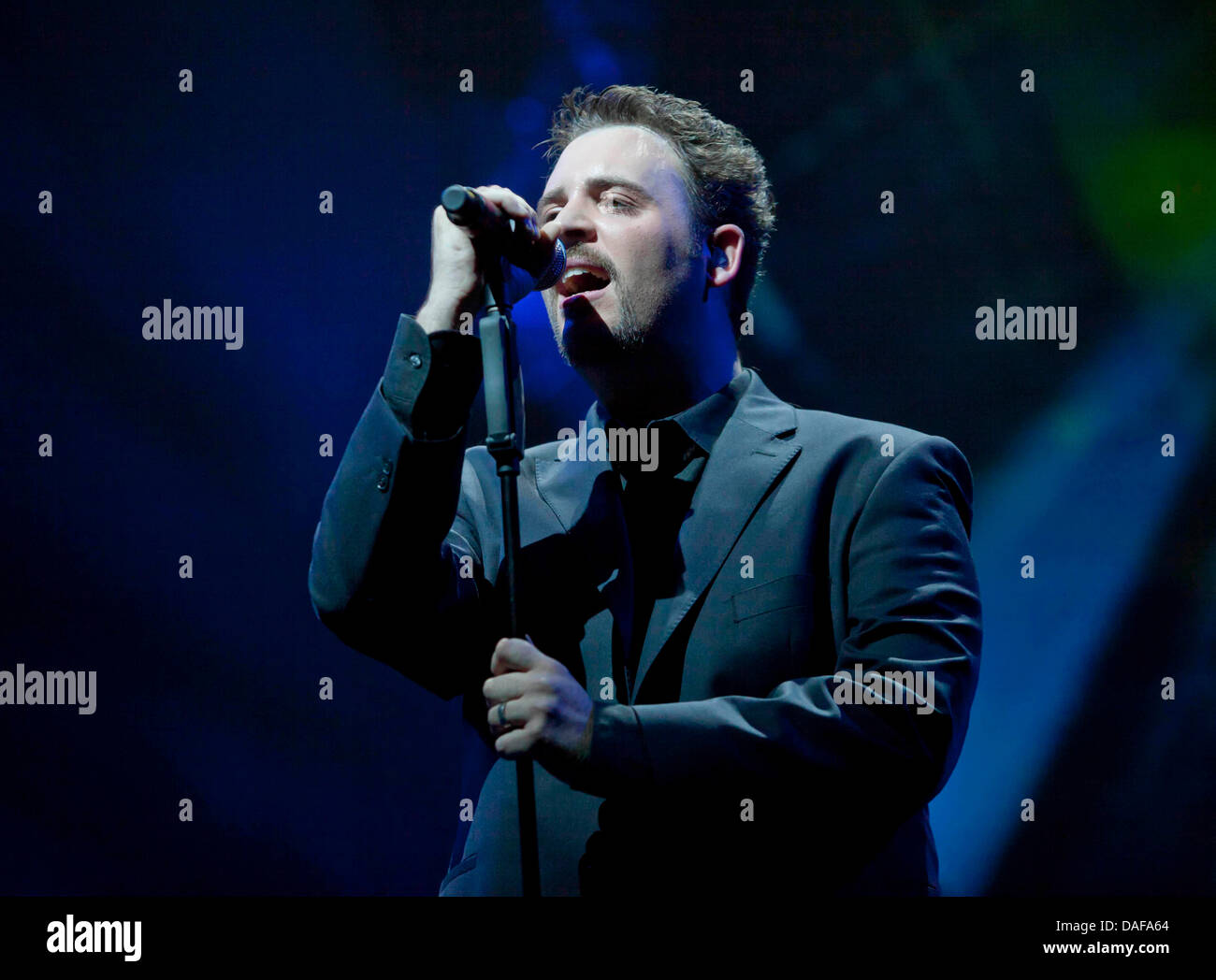 Singer Alex McNamara performing with his Band "The Australian Pink Floyd  Show" in Höchst, Germany on 15 February 2011. The band played Pink Floyd  covers. Photo: Frank Rumpenhorst Stock Photo - Alamy