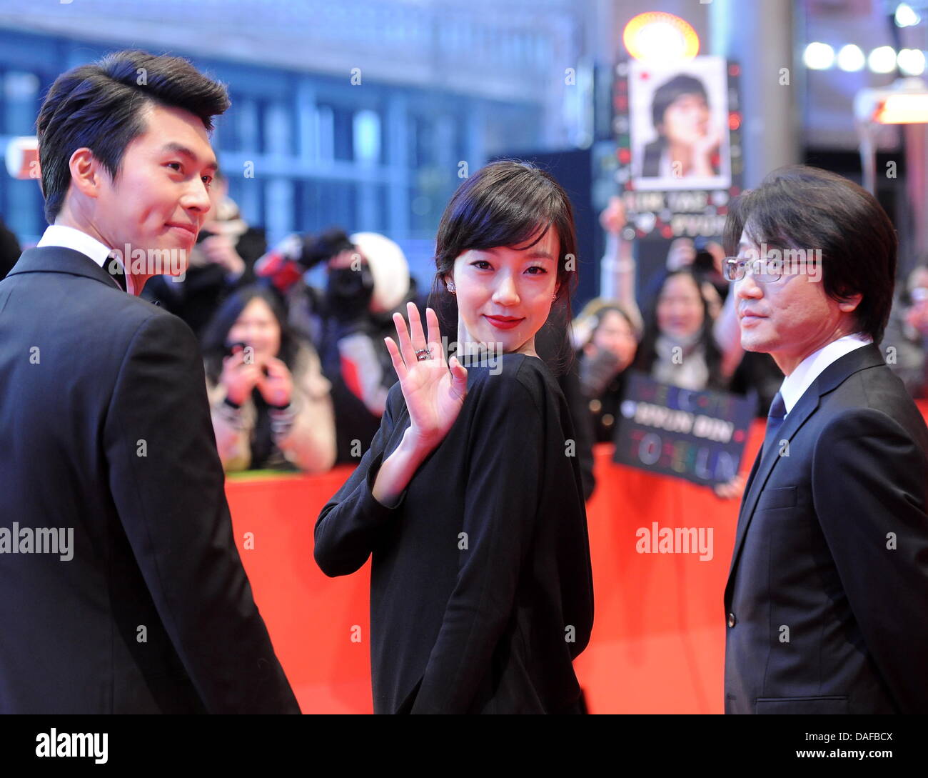 South Korean actors Hyun Bin (L) and Lim Soo-jung arrive with South Korean director Lee Yoon-ki for the premiere of the film 'Come Rain, Come Shine' ('Saranghanda, Saranghaji Anneunda') during the 61st Berlin International Film Festival in Berlin, Germany, 17 February 2011. The film is running in the competition of the International Film Festival. The 61st Berlinale takes place fro Stock Photo