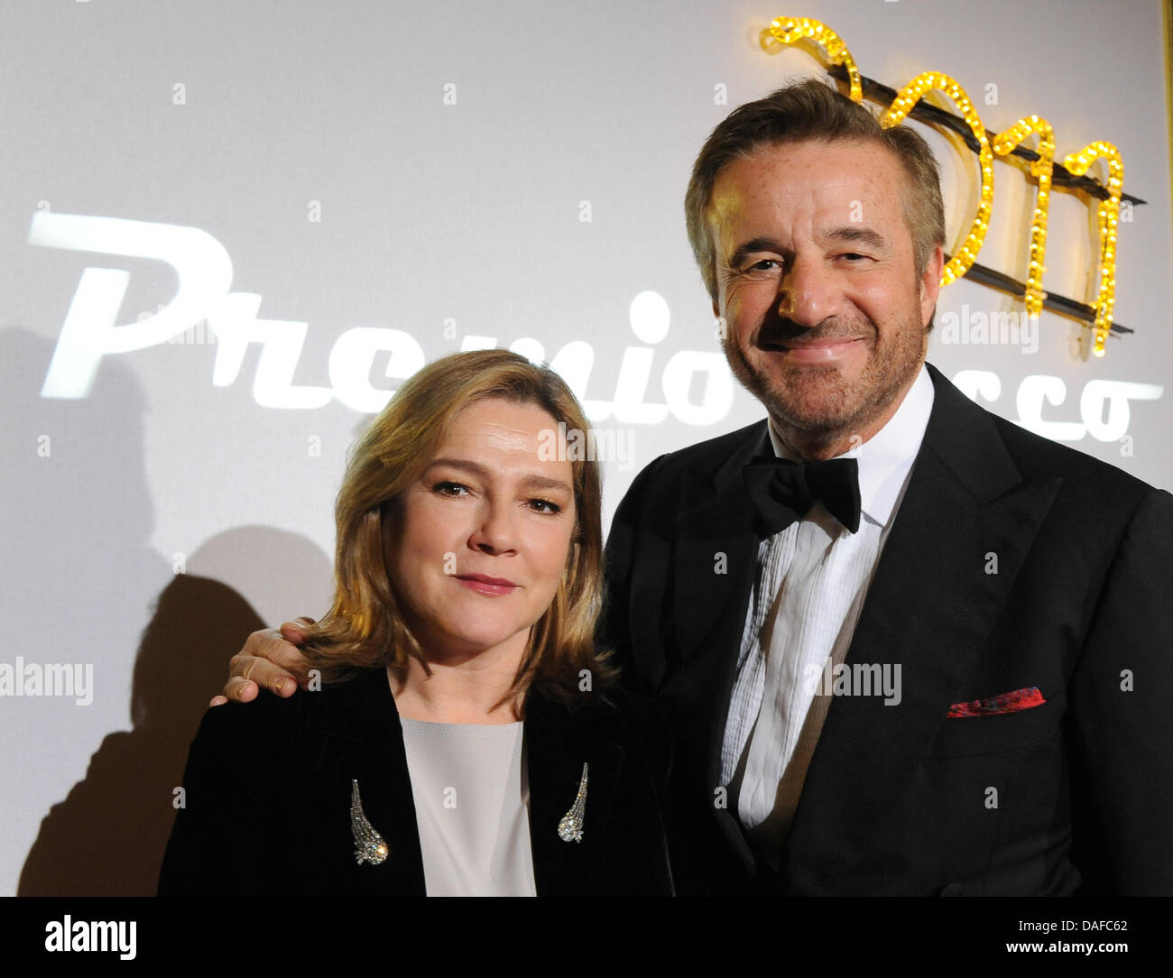 Der italienische Schauspieler Christian De Sica und seine Frau Silvia kommen am Freitag (18.02.2011) in Berlin zum italienischen Filmball 'Notte delle Stelle'. Im Rahmen des Filmballs wird alljährlich der 'Premio Bacco' verliehen. Foto: Britta Pedersen dpa  +++(c) dpa - Bildfunk+++ Stock Photo