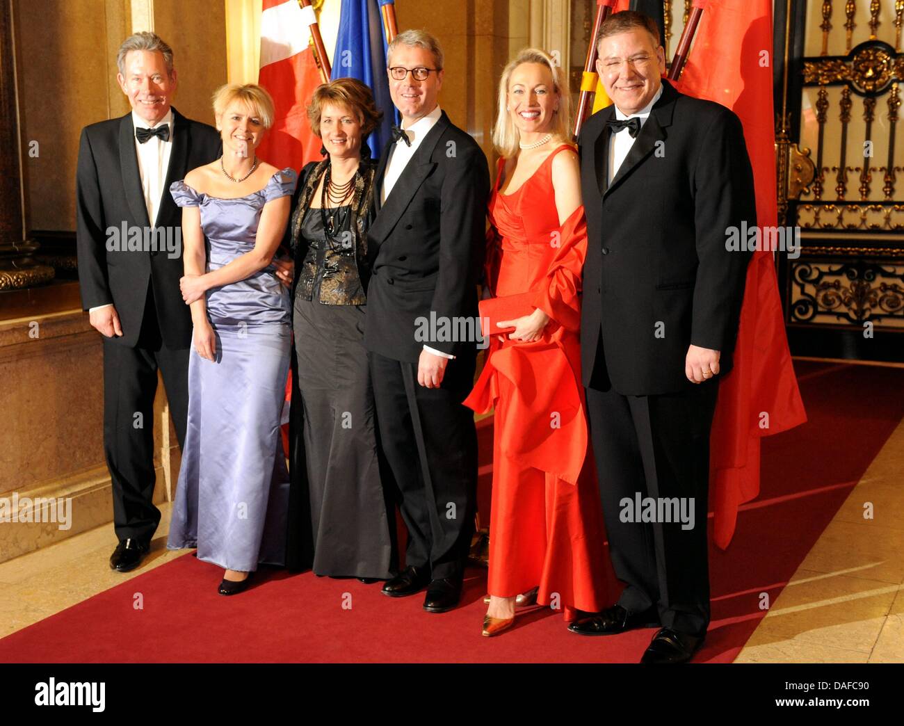 Peter Warming (L), husband of Danish Climate and Energy Minister Lykke Friis (2-L), German Environment Minister Norbert Roettgen (C), his wife Ebba Harfs-Roettgen (3-L), Hamburg's mayor Christoph Ahlhaus (R) and his wife Simone Ahlhaus pose during the traditional Matthiae-Mahlzeit in Hamburg, Germany, 18 February 2011. The oldest feast in the world was celebrated for the first time Stock Photo
