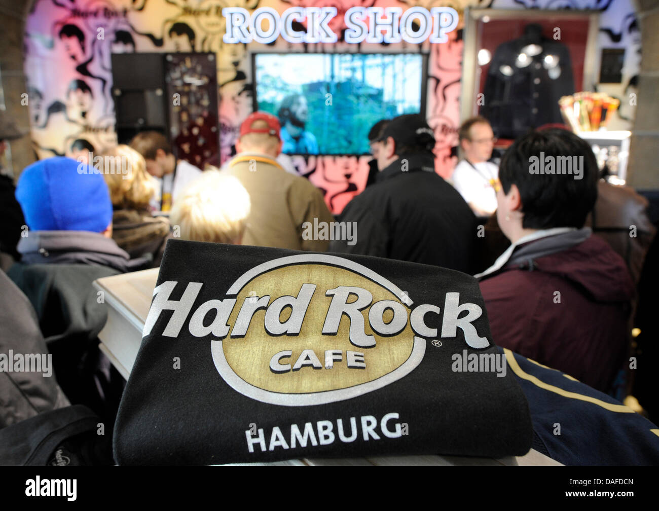 People queue to purchase t-shirts with the logo of the Hard Rock Cafe in Hamburg, Germany, 21 February 2011. The Cafe has not opened yet, but the t-shirts are already a huge hit. Photo: FABIAN BIMMER Stock Photo