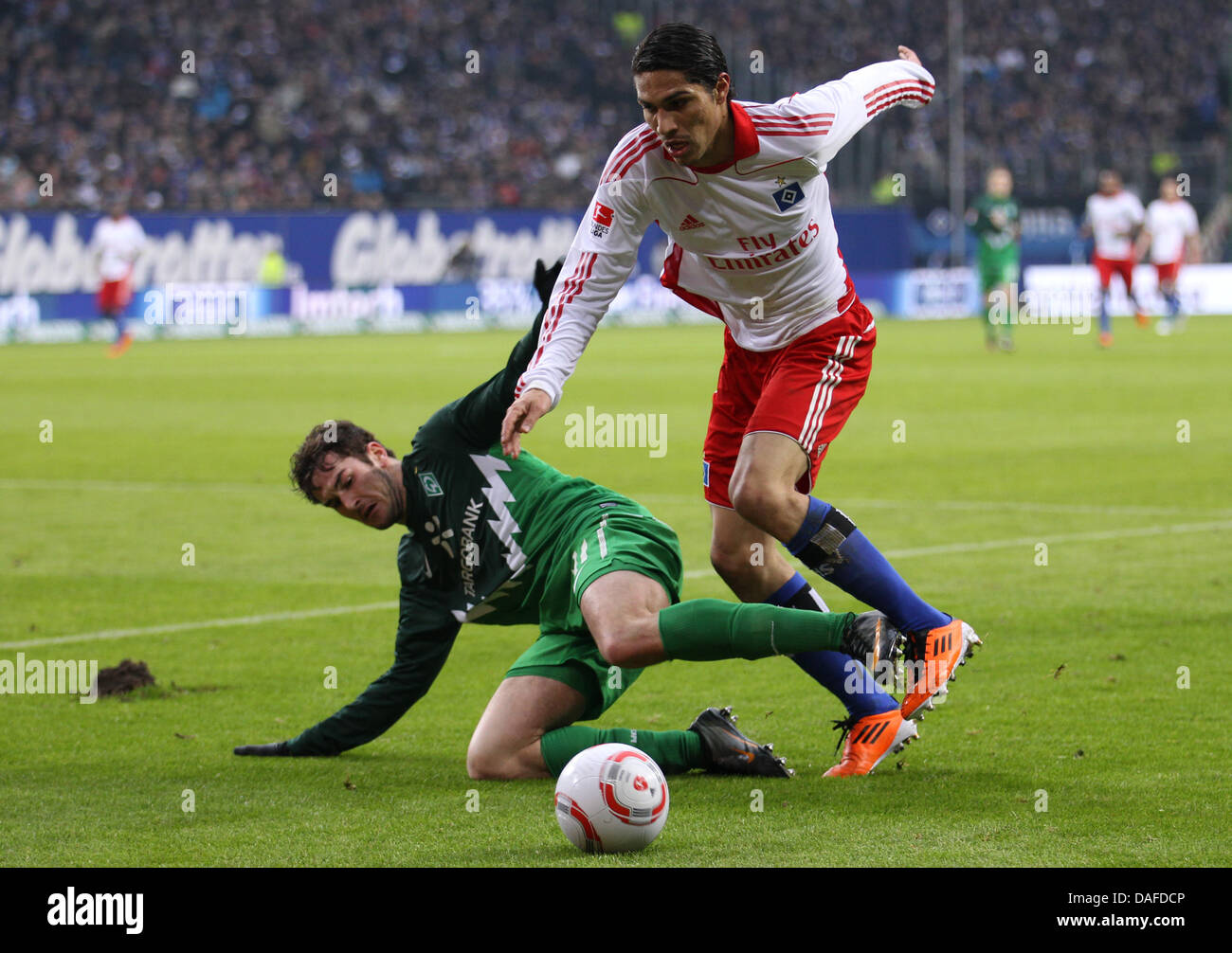 Bremen's Dominik Schmidt (L) is locked in a battel for the ball with Hamburg's Jose Paolo Guerrero during the Bundesliga soccer match between Hamburger SV and Werder Bremen at the Imtech-Arena in Hamburg, Germany, 19 Februar 2011. Hamburg won the match 4-0. Photo: Friso Gentsch Stock Photo