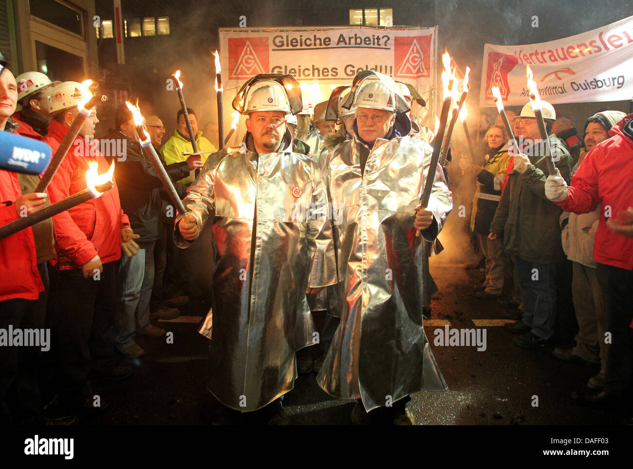 Stahlarbeiter der ThyssenKrupp AG demonstrieren am Donnerstag (24.02.2011) vor dem Tor 1 in Duisburg. Sie beteiligen sich am bundesweiten Aktionstagder IG Metall zum Thema Leiharbeit.   Foto: Roland Weihrauch dpa/lnw Stock Photo
