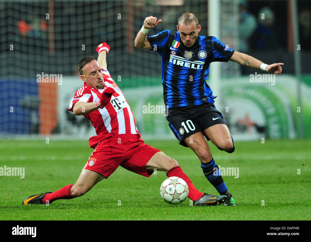 Munich's Franck Ribery (L) and Inter's Wesley Sneijder (R) vie for the ball during UEFA Champions League round of 16 match FC Internazionale Milan v FC Bayern Munich at Giuseppe Meazza stadium in Milan, Italy, 23 February 2011. Munich won the first leg with 1-0. Photo: Peter Kneffel Stock Photo