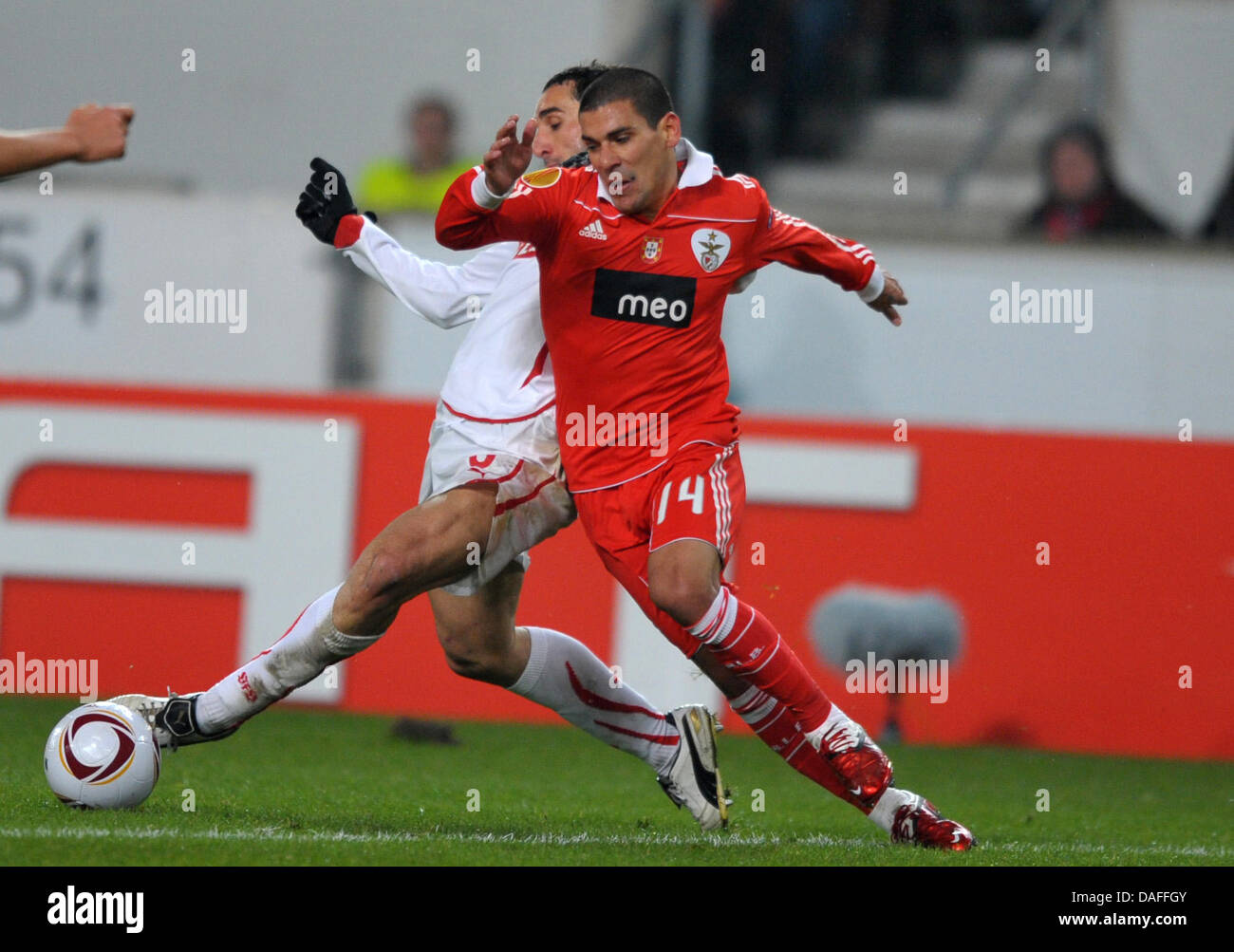 Stuttgart's Cristian Molinaro (L) and Benfica's Maxi Pereira vie for the ball during the UEFA Europa League round of 32 second leg VfB Stuttgart v Benfica Lisbon in Stuttgart 24 February 2011. Benfica won the match with 2-0 and moves up to round of 16 winning 4-1 on aggregate. Photo: Uwe Anspach Stock Photo
