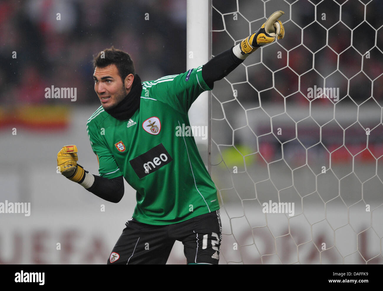 Benfica's goalie Jimenez Roberto gestures during the UEFA Europa League round of 32 second leg VfB Stuttgart v Benfica Lisbon in Stuttgart 24 February 2011. Benfica won the match with 2-0 and moves up to round of 16 winning 4-1 on aggregate. Photo: Uwe Anspach Stock Photo