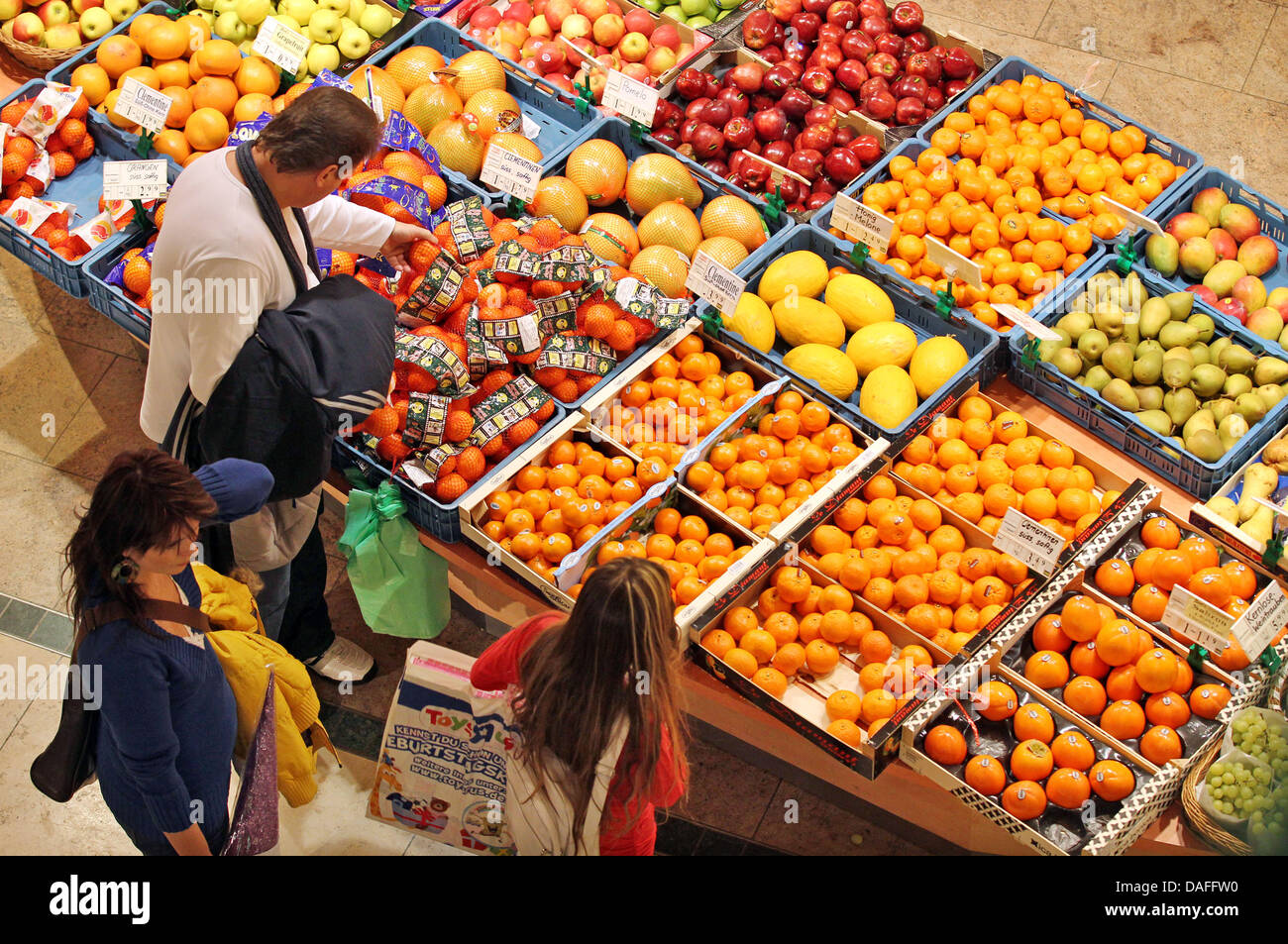 Supermarket thrown away food hires stock photography and images Alamy