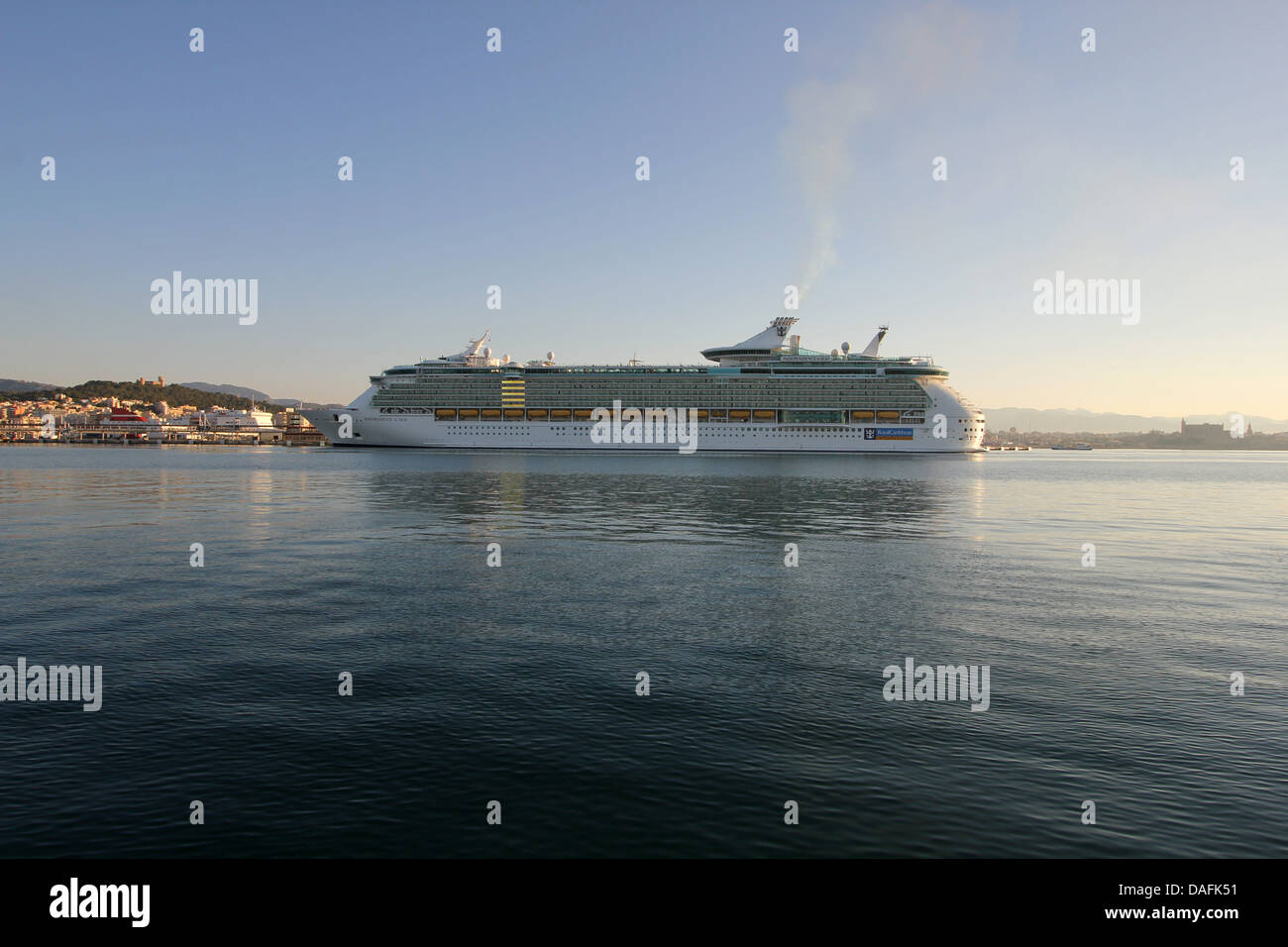 Royal Caribbean Cruises Cruise Ship “Independence of the Seas” ( 339 mtrs) - at early morning arriving into the Port of Palma Stock Photo