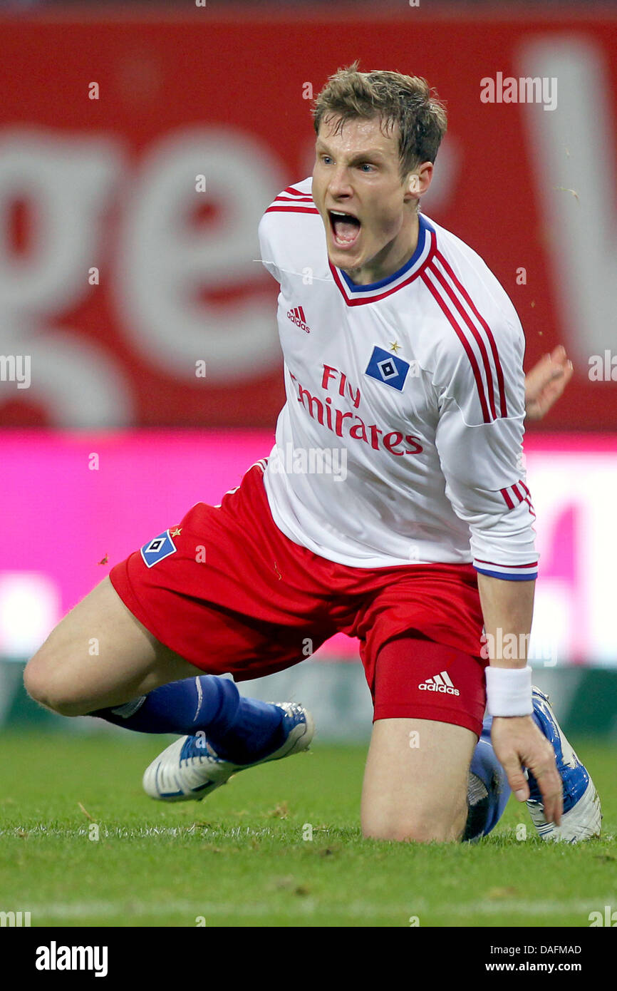 Hamburg's Marcell Jansen grimaces during the German Bundesliga soccer match Hamburger SV vs 1. FC Nuremberg at Imtech Arena in Hamburg, Germany, 04 December 2011. Photo: Malte Christians    (ATTENTION: EMBARGO CONDITIONS! The DFL permits the further utilisation of the pictures in IPTV, mobile services and other new technologies only no earlier than two hours after the end of the ma Stock Photo