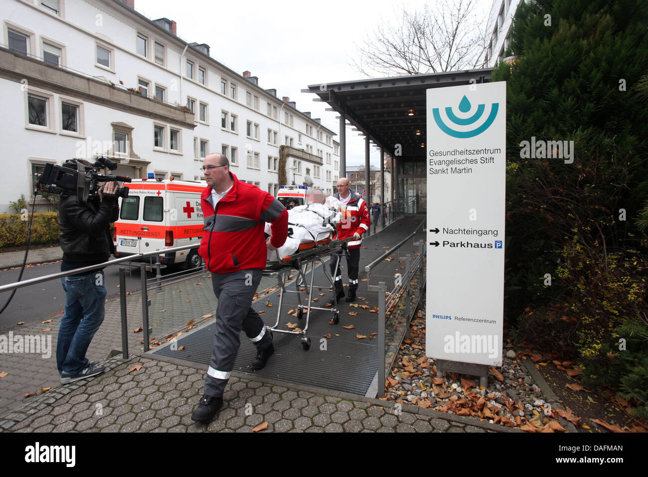 Emergency workers evacuate a clinic for the diffusion of a blockbuster bomb at the embankments of the Rhine in Koblenz, Germany, 03 December 2011. On 04 December 2011, 45,000 Koblenz residents have to be evacuated during the defusing of a bomb in the Rhine river. Photo: Thomas Frey Stock Photo
