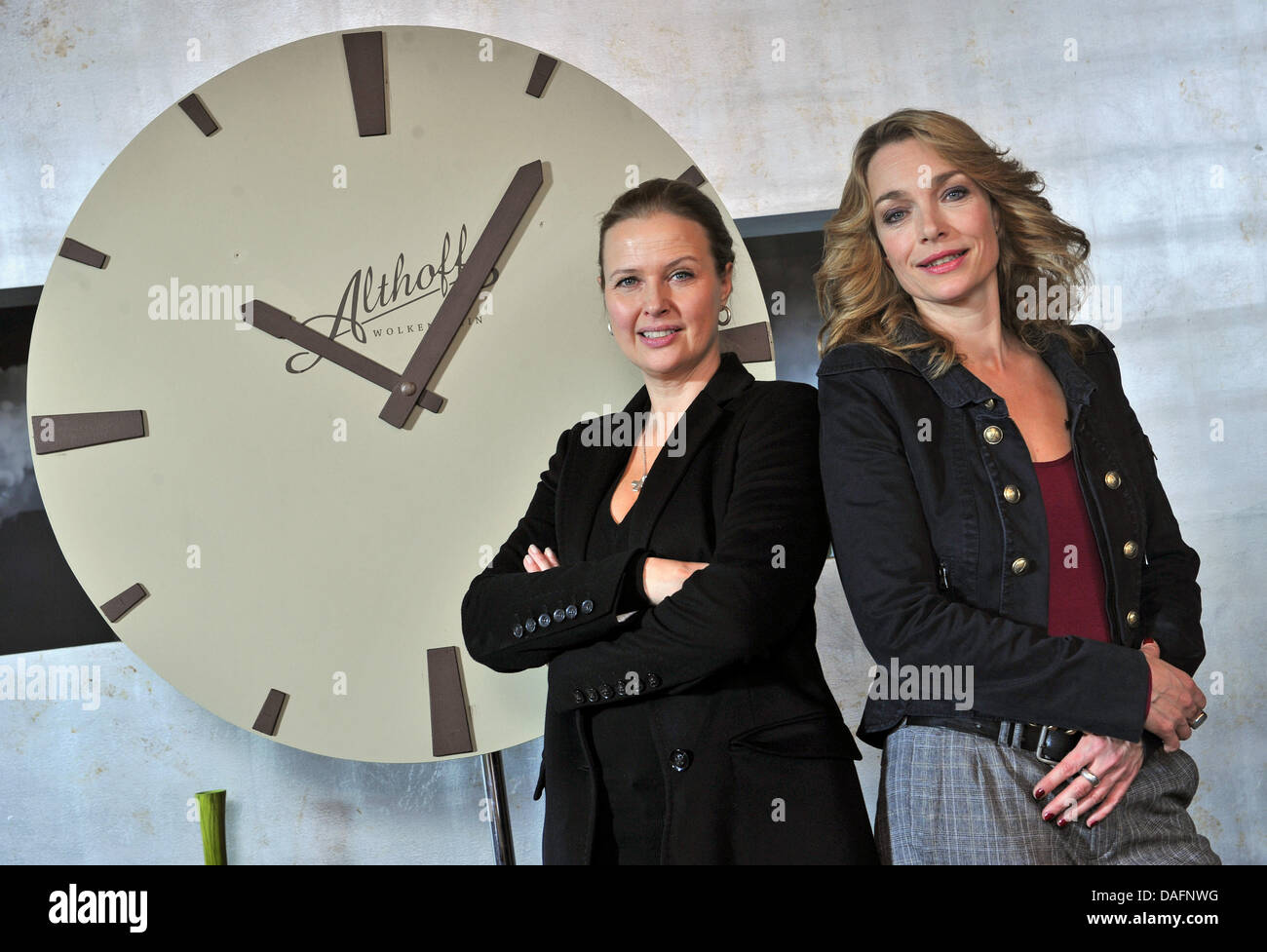 German actresses Katharina Boehm (L) and Aglaia Szyszkowitz pose on set of the new television drama  'Am Ende der Luege' (At the End of the Lie) in Leipzig, Germany. The tv drama is a joint co-production between the German regional public television channel MDR and Austrian public television ORF.  Photo: Hendrik Schmidt Stock Photo