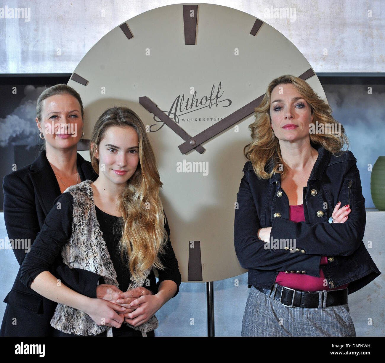 German actresses Katharina Boehm (L-R), Tara Fischer and Aglaia Szyszkowitz pose on set of the new television drama  'Am Ende der Luege' (At the End of the Lie) in Leipzig, Germany. The tv drama is a joint co-production between the German regional public television channel MDR and Austrian public television ORF.  Photo: Hendrik Schmidt Stock Photo