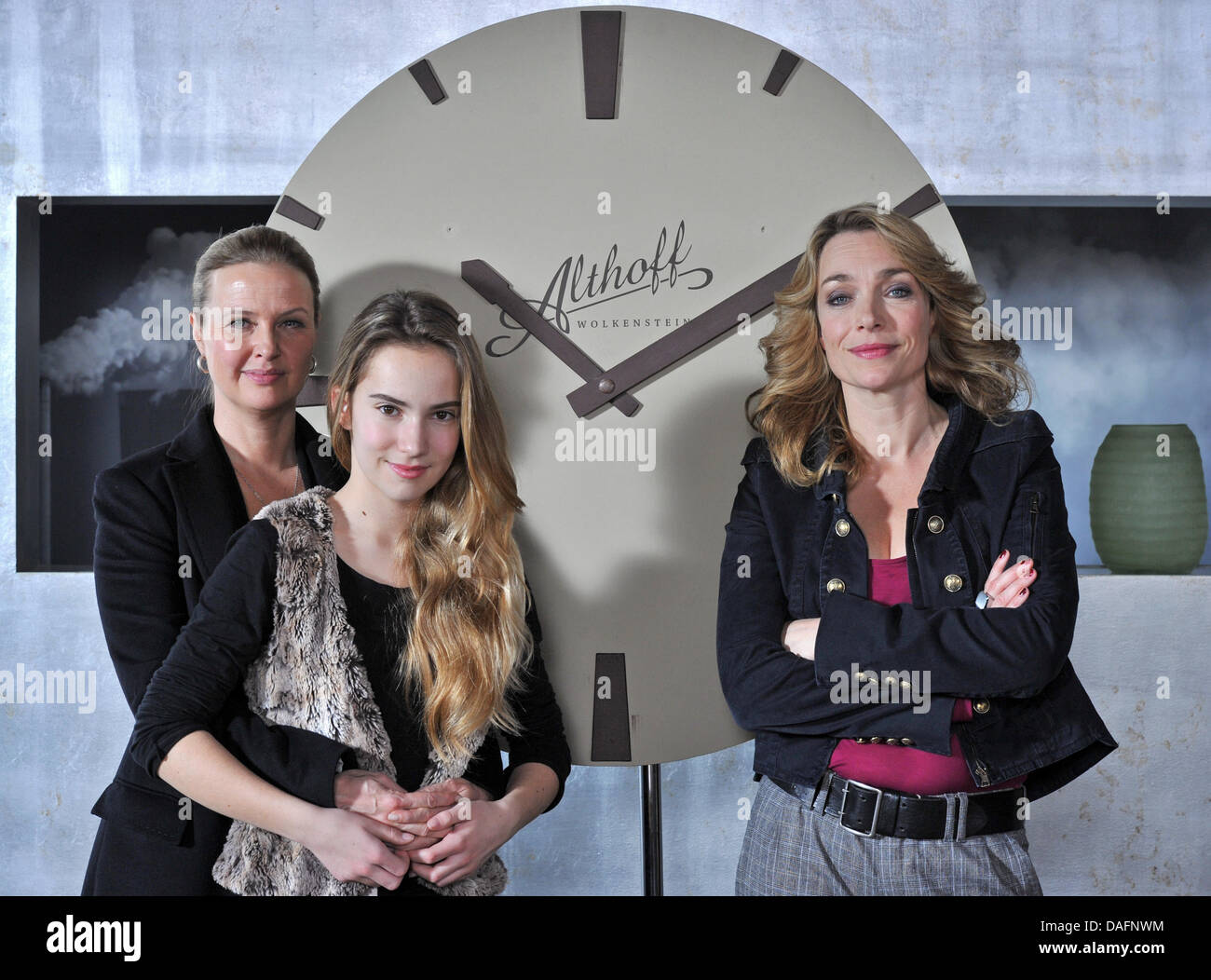 German actresses Katharina Boehm (L-R), Tara Fischer and Aglaia Szyszkowitz pose on set of the new television drama  'Am Ende der Luege' (At the End of the Lie) in Leipzig, Germany. The tv drama is a joint co-production between the German regional public television channel MDR and Austrian public television ORF.  Photo: Hendrik Schmidt Stock Photo