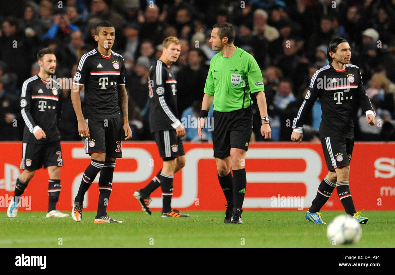 Bayern's players Diego Contento (L), Luiz Gustavo  (2-L) and Danijel Pranjic (R) are disappointed after Manchester's second goal during the Champions League group A soccer match between FC Bayern Munich and Manchester City at Etihad Stadium in Manchester, England, 7 December 2011. Photo: Andreas Gebert dpa  +++(c) dpa - Bildfunk+++ Stock Photo