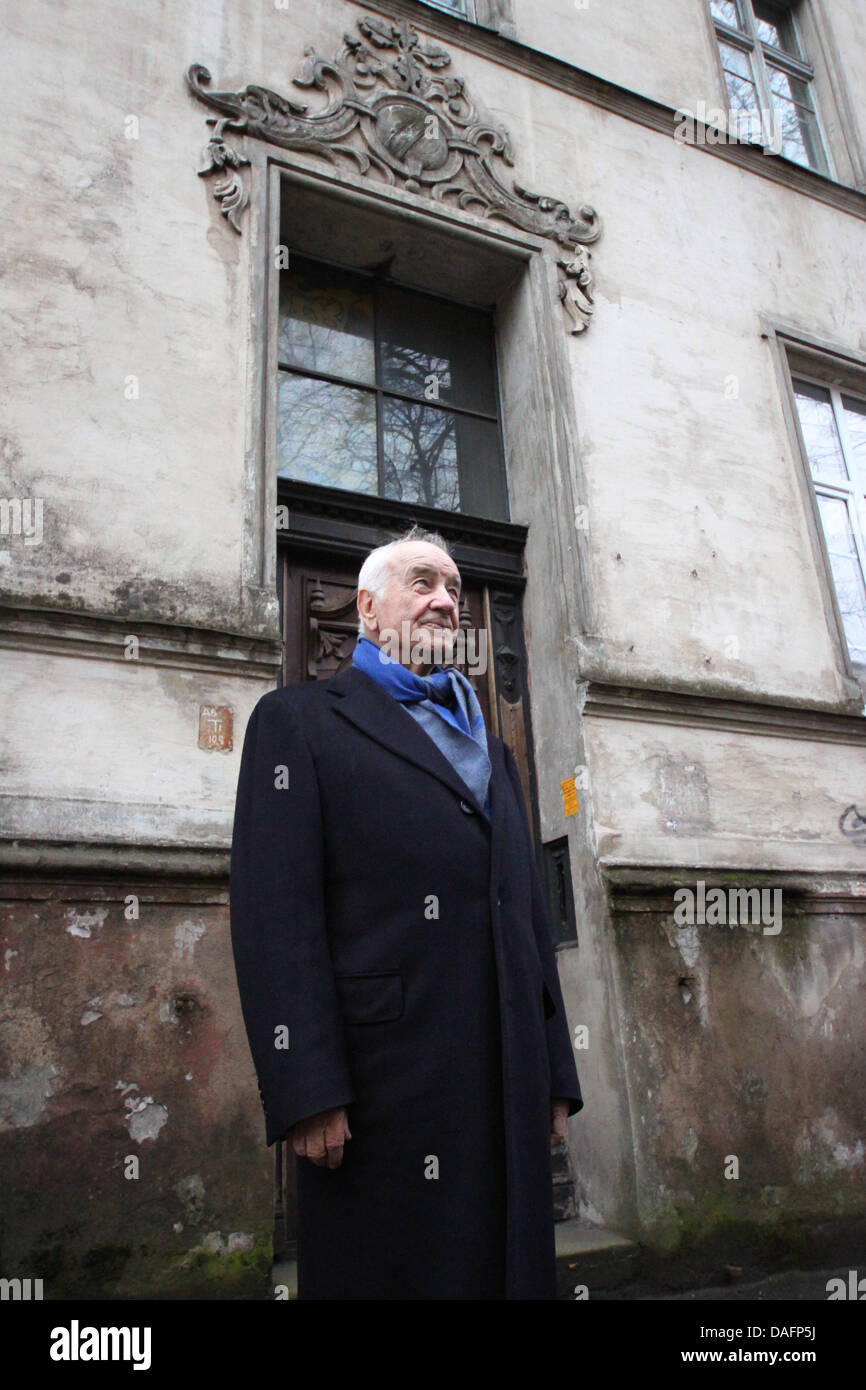 German actor Armin Mueller-Stahl stands in front of the former home of his parents in his city of birth 'Tilsit', Sovetsk today, situated in the Russian federal district Kaliningrad, Russia, 07 December 2011. The artist and actor visited the city for the first time in 73 years to receive an award as honorary citizen of the town on 07 December 2011. Photo: Thoralf Plath Stock Photo