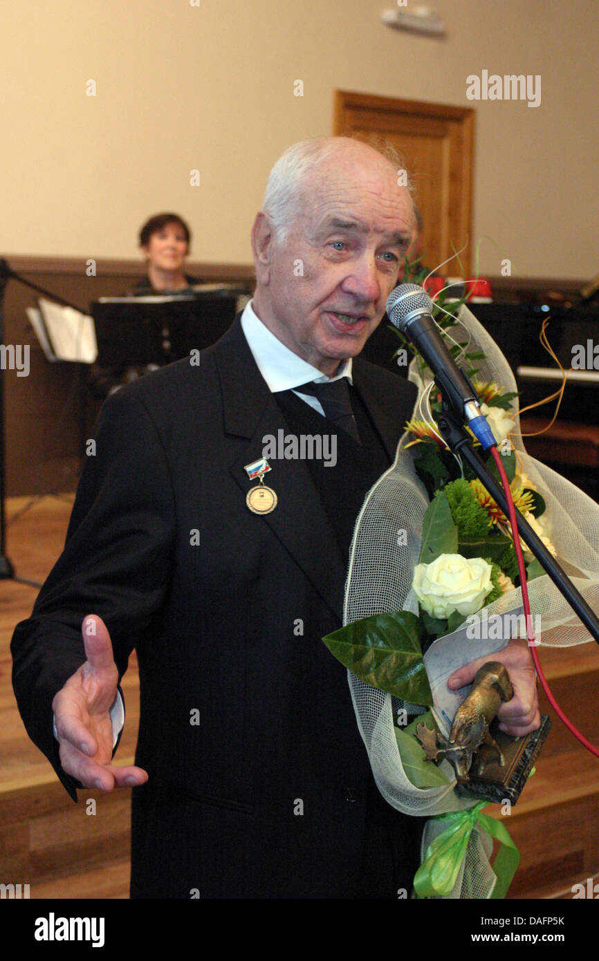 German actor Armin Mueller-Stahl delivers a speach after receiving a title as honorary citizen of his city of birth 'Tilsit', named Sovetsk today, situated in the Russian federal district Kaliningrad, Russia, 07 December 2011. The artist and actor visited the city for the first time in 73 years to receive an award as honorary citizen of the town on 07 December 2011. Photo: Thoralf  Stock Photo