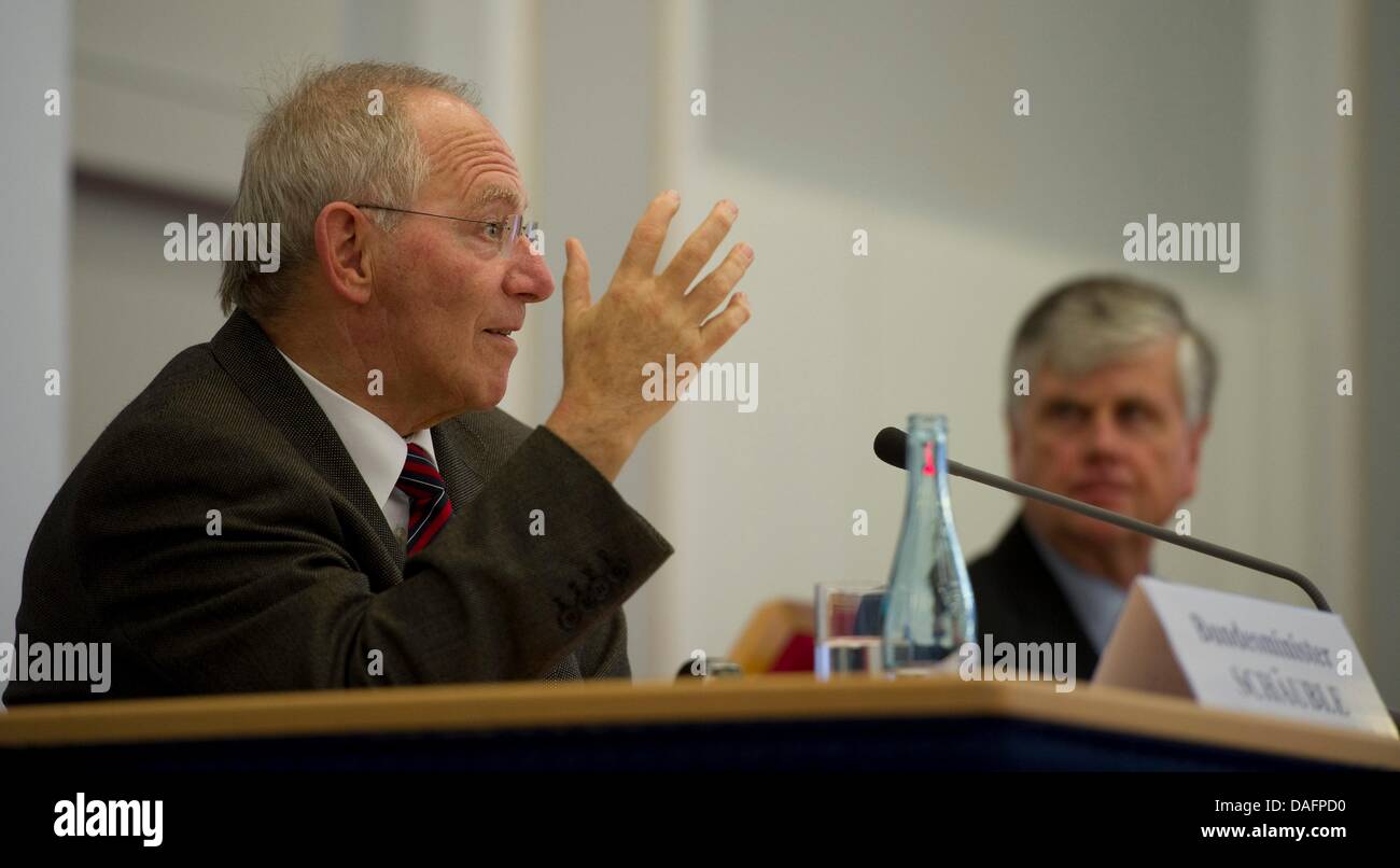 German Finance Minister Wolfgang Schaeuble (L) and Hans-Dieter Heumann, President of the Federal College for Security Studies attend a colloquium of the college in Berlin, Germany, 08 December 2011. Schaeuble gave an opening lecture on the topic of 'The Euro as a stability anchor for Europe - Security policies for the monetary union'. Photo: Sebastian Kahnert Stock Photo