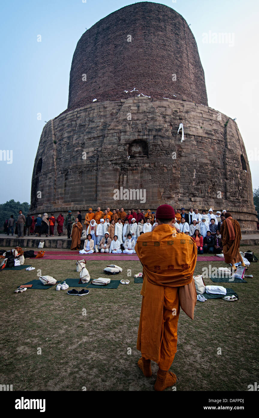 Monks and pilgrims in Dhamekh stupa complex. Sarnath, Uttar Pradesh, India Stock Photo