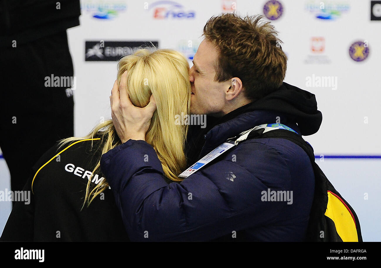 German swimmer Paul Biedermann (R) hugs his girlfriend Britta Steffen at  the Swimming short course European Championships in Szczecin, Poland, 10  December 2011. Photo: Hannibal dpa +++(c) dpa - Bildfunk+++ Stock Photo -  Alamy