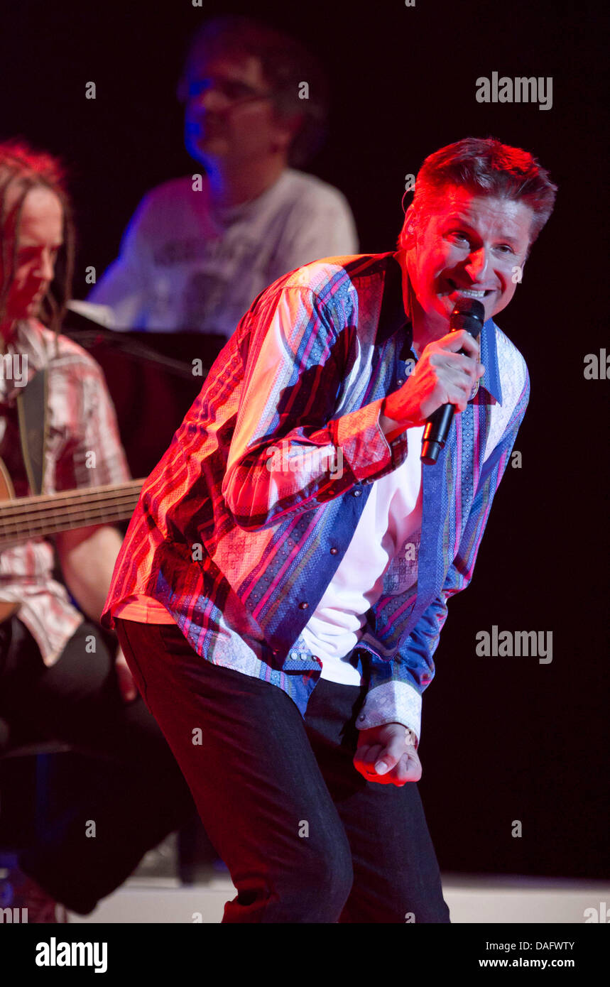 The lead singer of the German pop band PUR Hartmut Engler (R) performs on stage during a concert of the band at the Jahrhunderthalle in Frankfurt, Germany, 3 March 2011. Photo: Frank Rumpenhorst dpa/lhe Stock Photo
