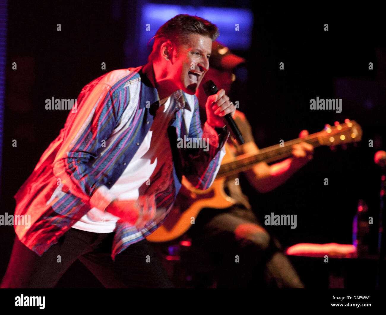 The lead singer of the German pop band PUR Hartmut Engler (R) performs on stage during a concert of the band at the Jahrhunderthalle in Frankfurt, Germany, 3 March 2011. Photo: Frank Rumpenhorst Stock Photo