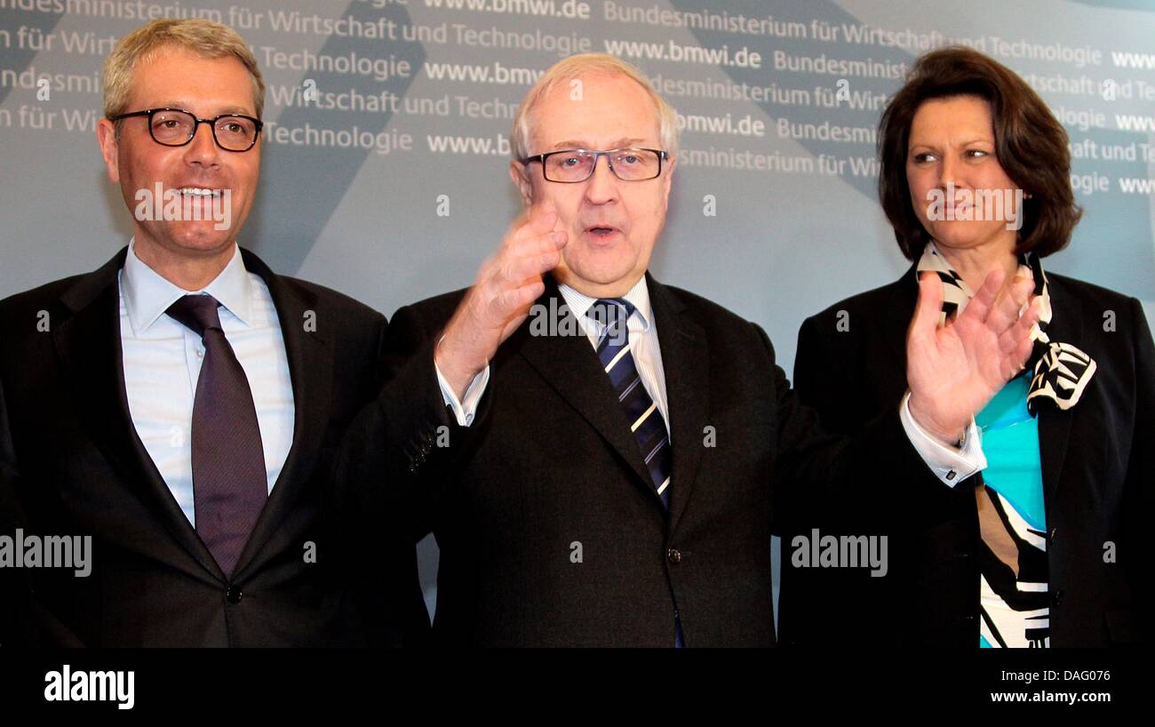 (L-R) German Minister of Environment Norbert Roettgen, German Minister of Economy Rainer Bruederle, and German Minster of Agriculture and Consumer Protection Ilse Aigner arrive for a crisis meeting on 'biofuel' Super E10 in Berlin, Germany, 08 March 2011. German federal government summoned the chiefs of the oil industry to talks on why German motorists are refusing to fill their ca Stock Photo