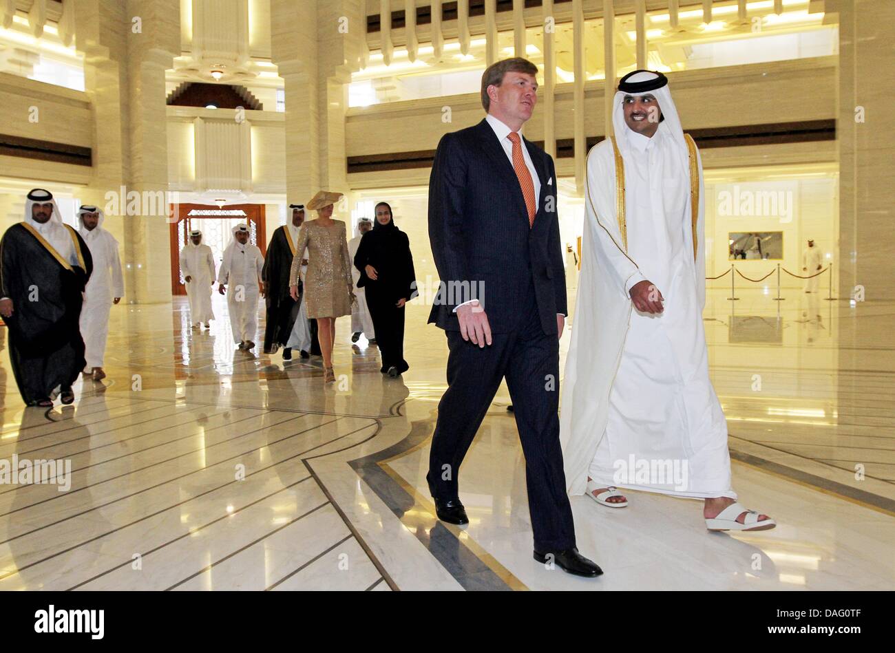 Crown Prince Willem-Alexander of The Netherlands is welcomed by Sheikh Hamad bin Khalifa Al-Thani (R), Emir of the State of Qatar, in the Amiri Diwan in Doha, Qatar, 9 March 2011. The Dutch Queen is on a two-day state visit to Qatar. Photo: Patrick van Katwijk Stock Photo