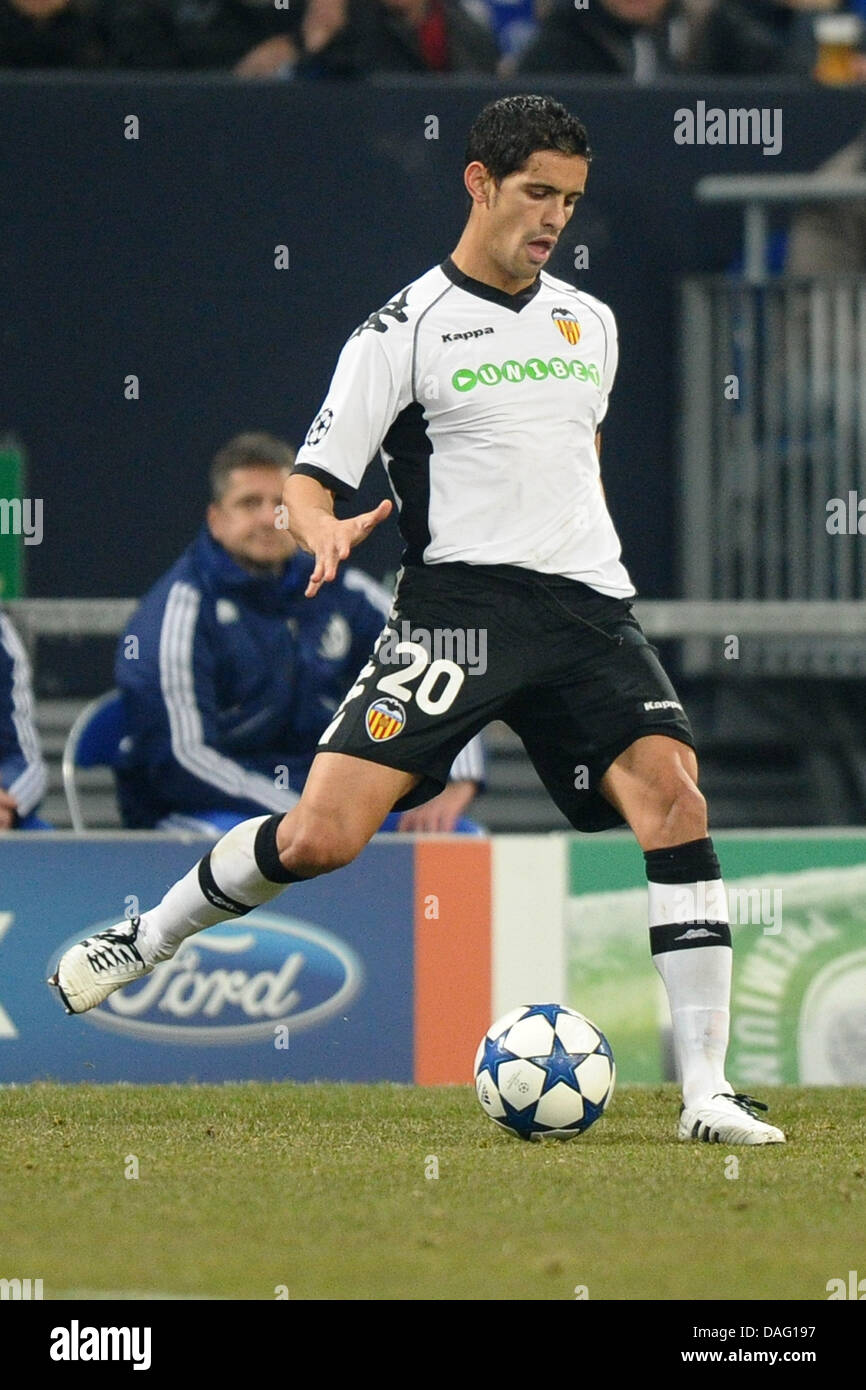 Valencia's Ricardo Costa controls the ball during the UEFA Champions League round of 16 soccer match between FC Schalke 04 and Valencia CF at Veltins-Arena stadium in Gelsenkirchen, Germany, 09 March 2011. Photo: Revierfoto Stock Photo