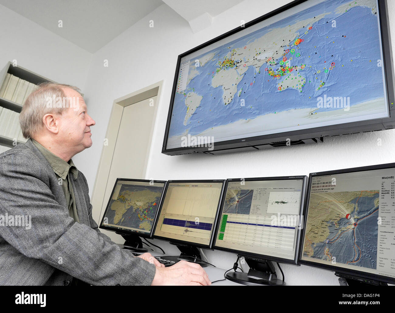 Seismologist hires stock photography and images Alamy