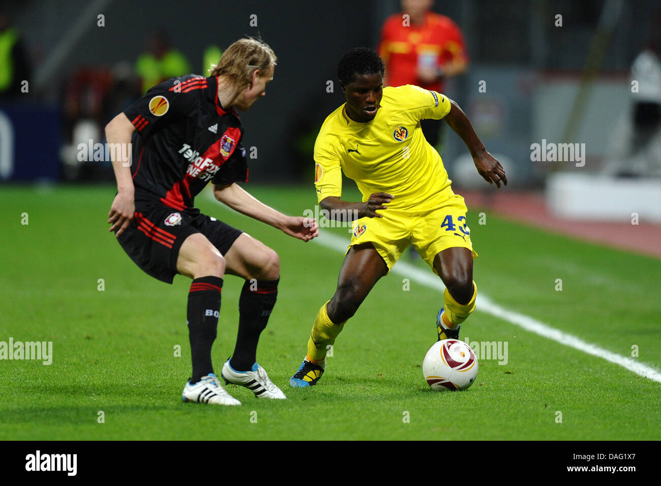 The picture shows the FC Villarreal player Wakaso Mubarak (R) and Leverkusen player Domagoj Vida (L) vie for the ball in the Eight Finale Champions League Game against Bayer Leverkusen, in Leverkusen, Germany on 10 march 2011. Photo: Revierfoto Stock Photo