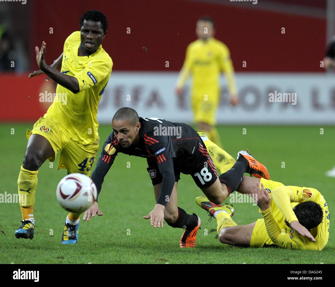The picture shows Leverkusen's Sydney Sam (M) vieing with Jose Catala (R) and Wakaso Mubarak (L) of Villarreal during the Europa League round of 16 first leg soccer match between Bayer Leverkusen and Villarreal C.F. at the BayArena in Leverkusen, Germany, on 10 March 2011. Photo: Federico Gambarini Stock Photo