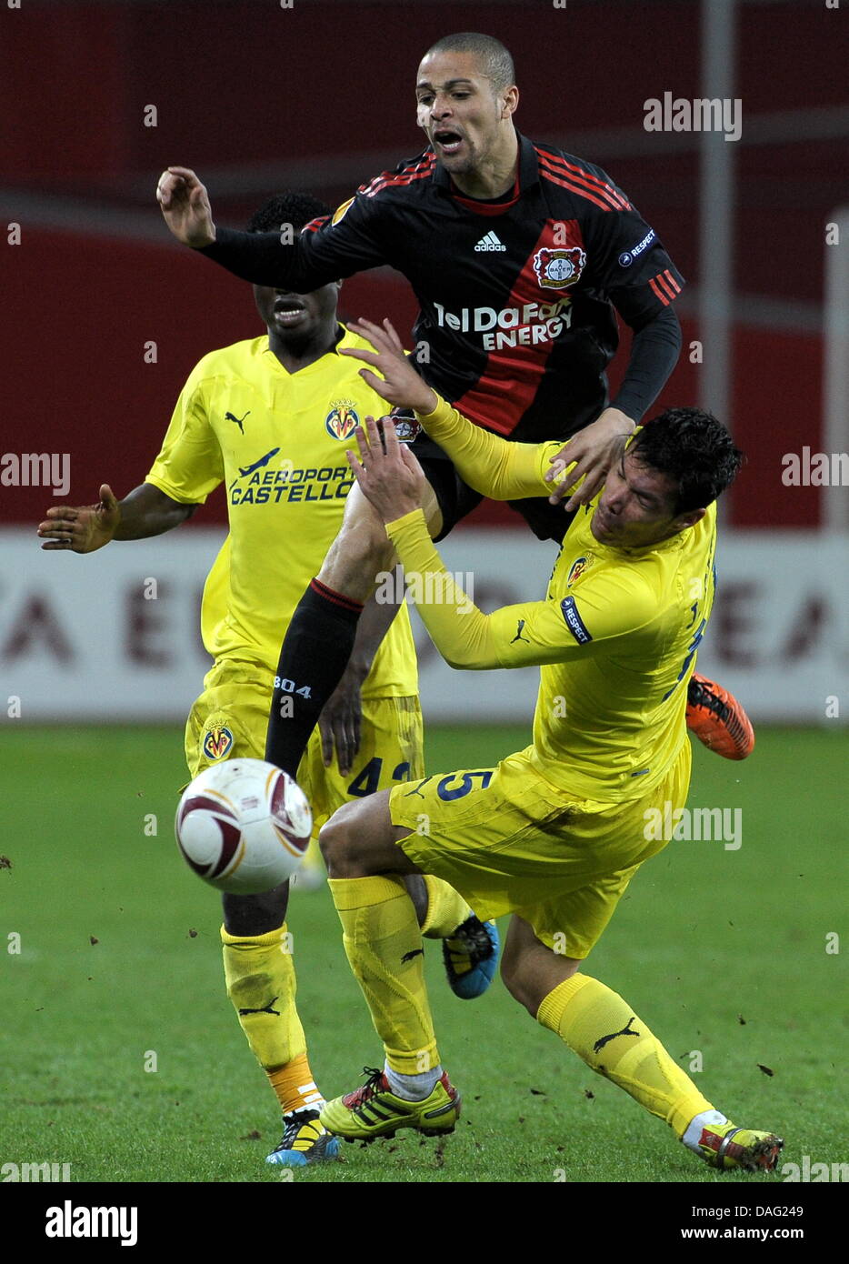 The picture shows Leverkusen's Sidney Sam (M) and Jose Catala (R) and Wakaso Mubarak (L) of Villarreal fighting for the ball during the Europa League round of 16 first leg soccer match between Bayer Leverkusen and Villarreal C.F. at the BayArena in Leverkusen, Germany on 10 March 2011. Photo: Federico Gambarini Stock Photo