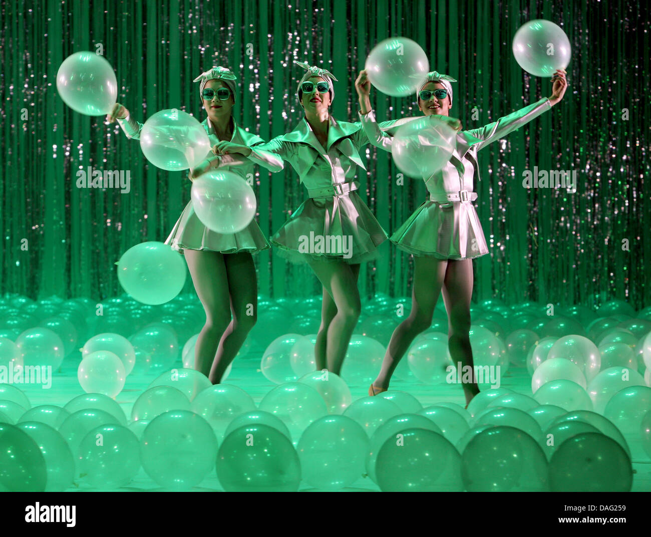 Dancers pose as the citizens of Emerald City during a dress rehearsal for the piece 'OZ - The Wonderful Wizard' at the Komische Oper opera house in Berlin, Germany, 11 March 2011. The piece will premiere on 12 March, featuring a choreography by Giorgio Madia and music by Dmitri D. Shostakovich. Photo: Stephanie Pilick Stock Photo