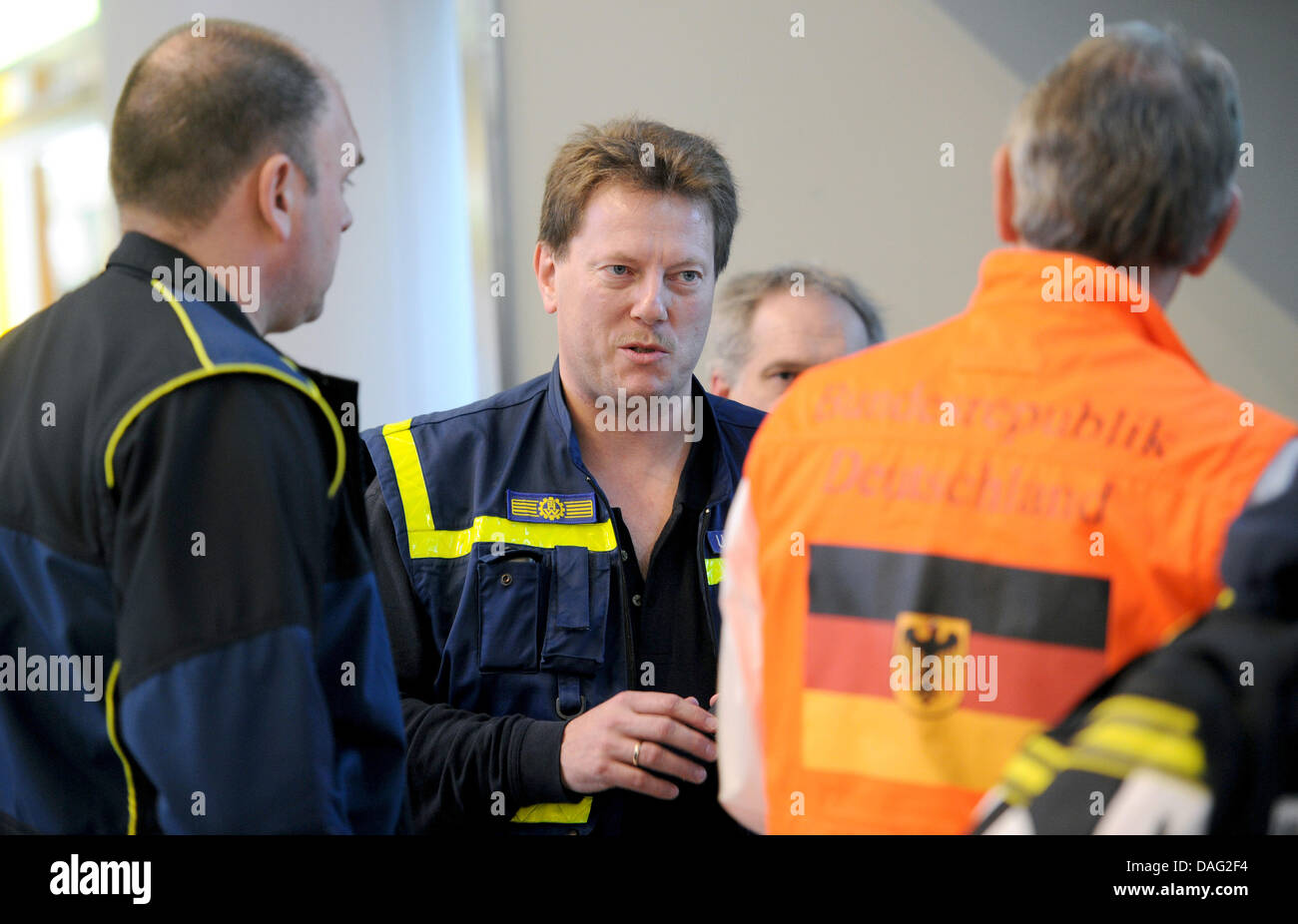 Der Leiter des Rettungsteams des Technischen Hilfswerks (THW), Ulf Langemeier (M), bespricht sich am Sonntag (13.03.2011) auf dem Flugplatz Tokyo-Narita mit einem Mitarbeiter der deutschen Botschaft. Foto: Hannibal dpa Stock Photo