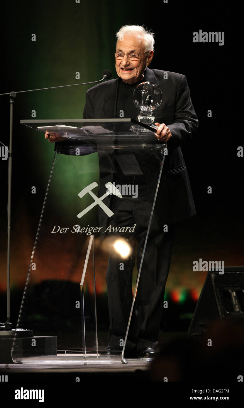 US-architect Frank Gehry speaks during the award ceremony of the Steiger Award in Bochum, Germany, 12 March 2011. Gehry was awarded the Steiger Award, which honours German and international personalities, in the category 'Art'. Photo: Rolf Vennenbernd dpa/lnw Stock Photo
