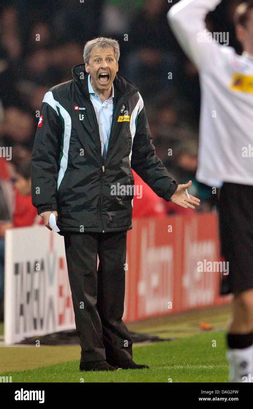 Moenchengladbach's coach Lucien Favre stands on the sideline shouting instructions at his players on the pitch during the BUndesliga soccer match between Werder Bremen and Borussia Moenchengladbach at the Weser Stadium in Bremen, Germany, 12 March 2011. Photo: Carmen Jaspersen Stock Photo