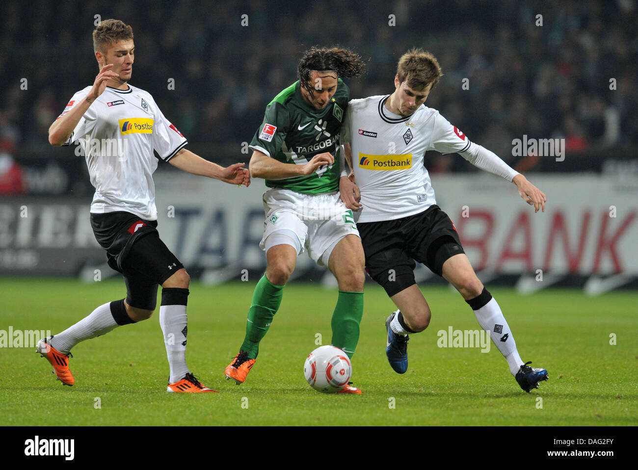 Bremen's Claudio Pizarro fights for the ball against Moenchengladbach's players Roman Neustaedter (L) and Patrick Herrmann (R) during the Bundesliga soccer match between Werder Bremen and Borussia Moenchengladbach at the Weser Stadium in Bremen, Germany, 12 March 2011. Photo: Carmen Jaspersen Stock Photo