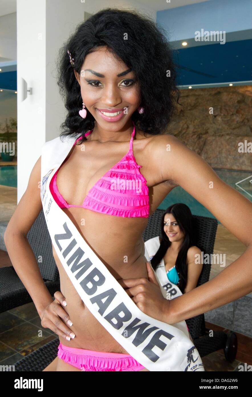 Juliete de Pieri representing Brazil (R) and Venessa Sibanda representing Zimbabwe (L) pose during photo call on the '18th Top Model of the World' in Balm, Germany, 14 March 2011. More than 40 women compete for the title and a contract with World Beauty Organisation at the beauty pageant on 16 March. Photo: STEFAN SAUER Stock Photo