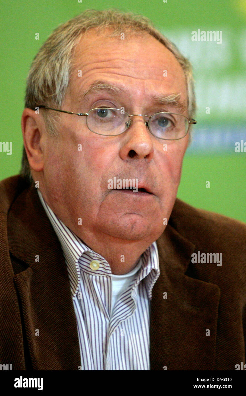 The picture shows the former CEO of the German 'Association for Plant and Reactor Safety' Lothar Hahn at an expert talk for the German Green Party faction at the 'Kaiser-Haus' in Berlin, Germany on 14 March 2011. According to experts the three nuclear reactors of the power plant Fukushima in Japan are passed possible control measures. Photo: Kathrin Streckenbach Stock Photo