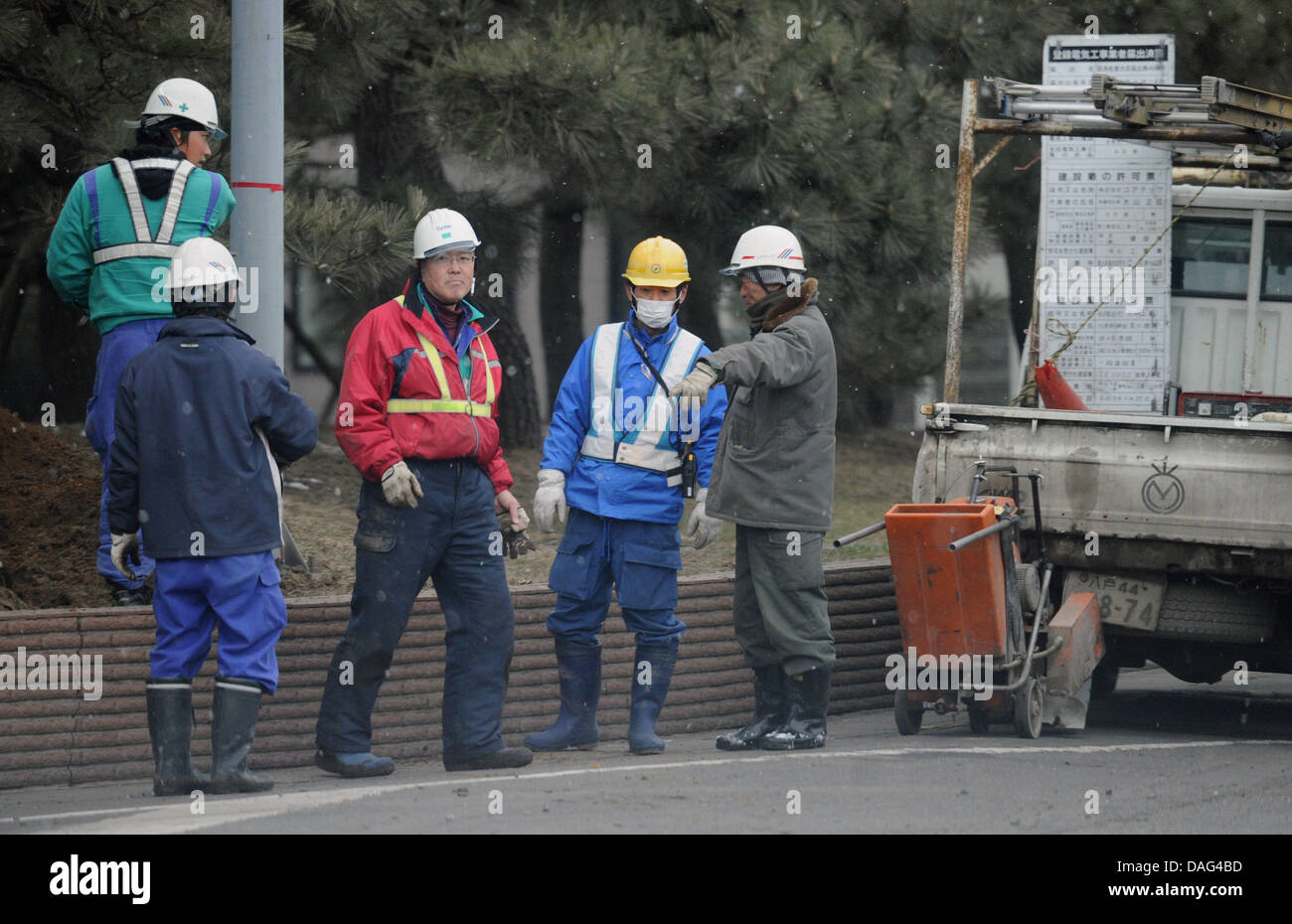 Employees repare power lines near the harbour Hachinohe, Japan, 17 March 2011. The north region of Misawa struggles with petrol shortages. Fuel oil, electricity and water supplies are stable. Photo: HANNIBAL Stock Photo