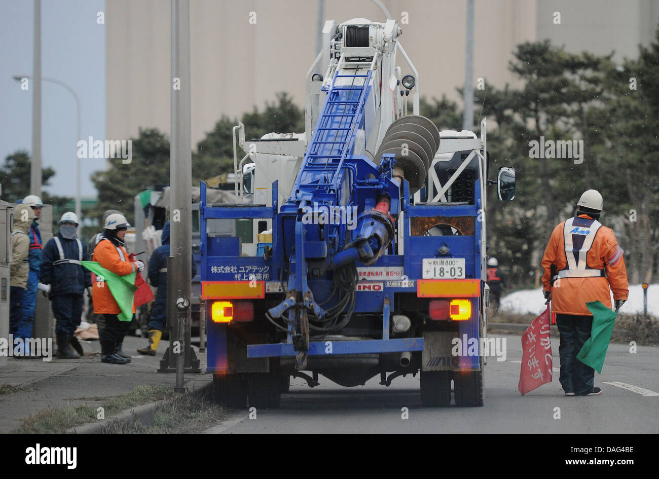 Employees repair power lines near the harbour Hachinohe, Japan, 17 March 2011. The north region of Misawa struggles with petrol shortages. Fuel oil, electricity and water supplies are stable. Photo: HANNIBAL Stock Photo