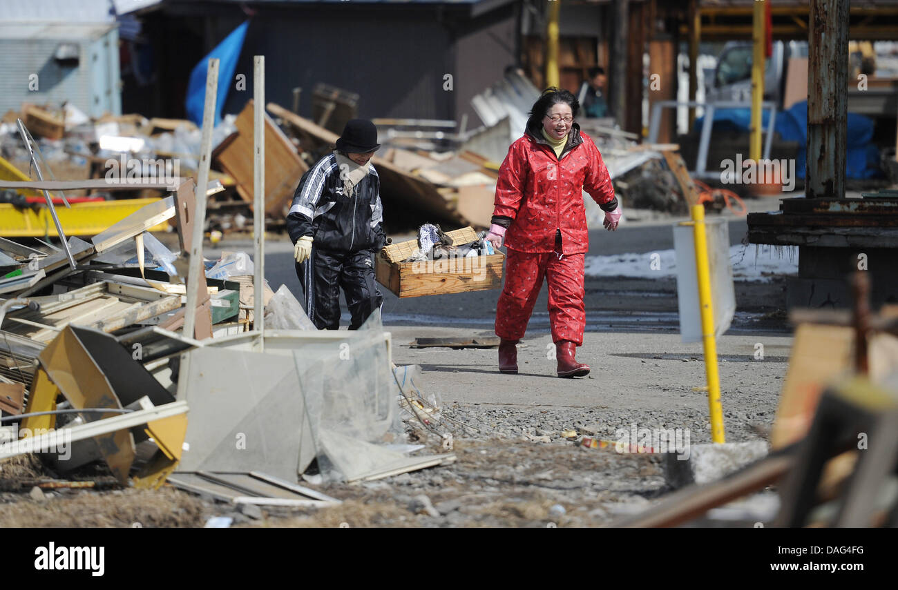 Frauen räumen am Freitag (18.03.2011) im Hafen von Hachinohe im Nordosten Japans auf einem Firmengelände Trümmer beiseite. Viele Freiwillige, darunter auch Ausländer, beteiligen sich nach Erdbeben und Tsunami an den nötigen Aufräumarbeiten. Foto: Hannibal dpa Stock Photo