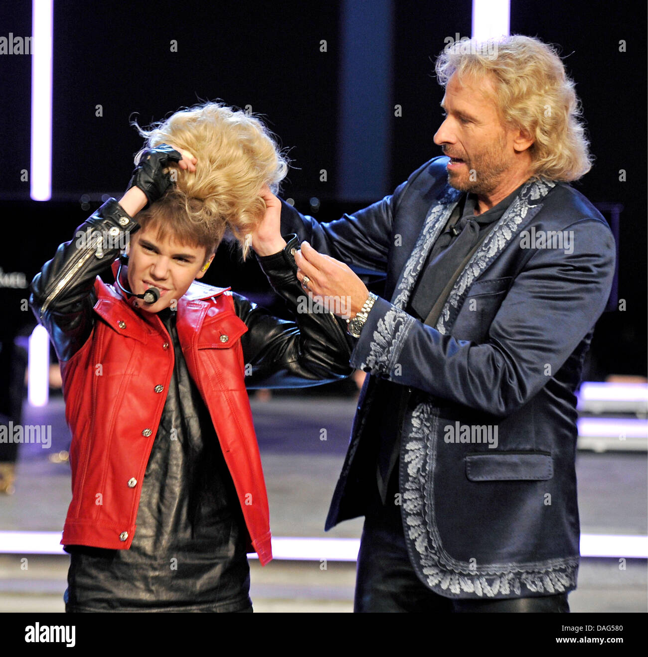Teenage star Justin Bieber puts on a blonde wig that i given to him by — free download