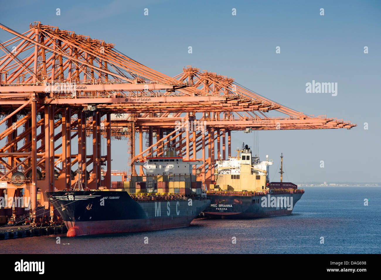 Container ships loading hires stock photography and images Alamy