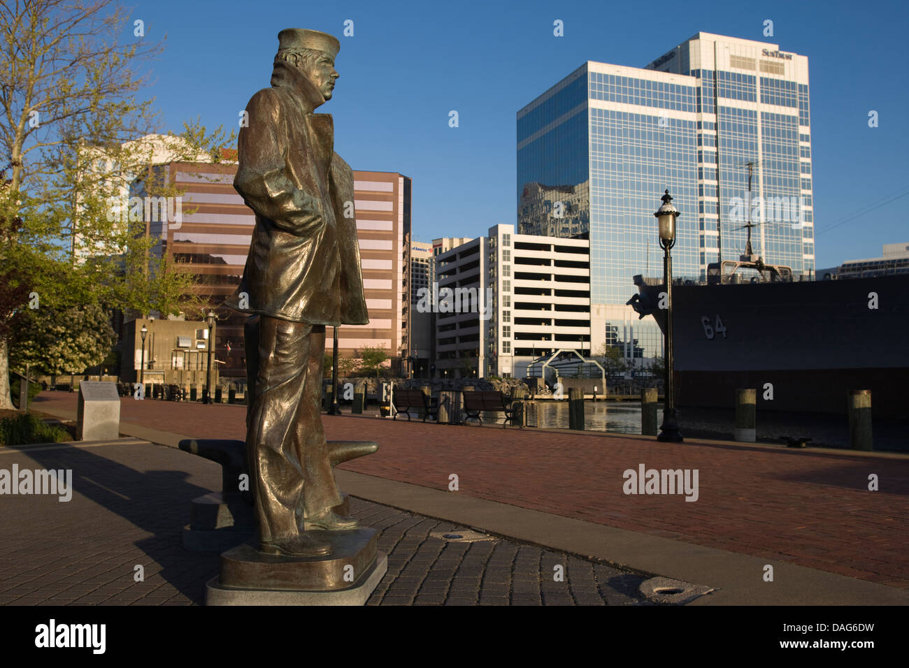 LONE SAILOR MEMORIAL STATUE (©STANLEY BLEIFELD 2001) WISCONSIN SQUARE DOWNTOWN NORFOLK VIRGINIA USA Stock Photo