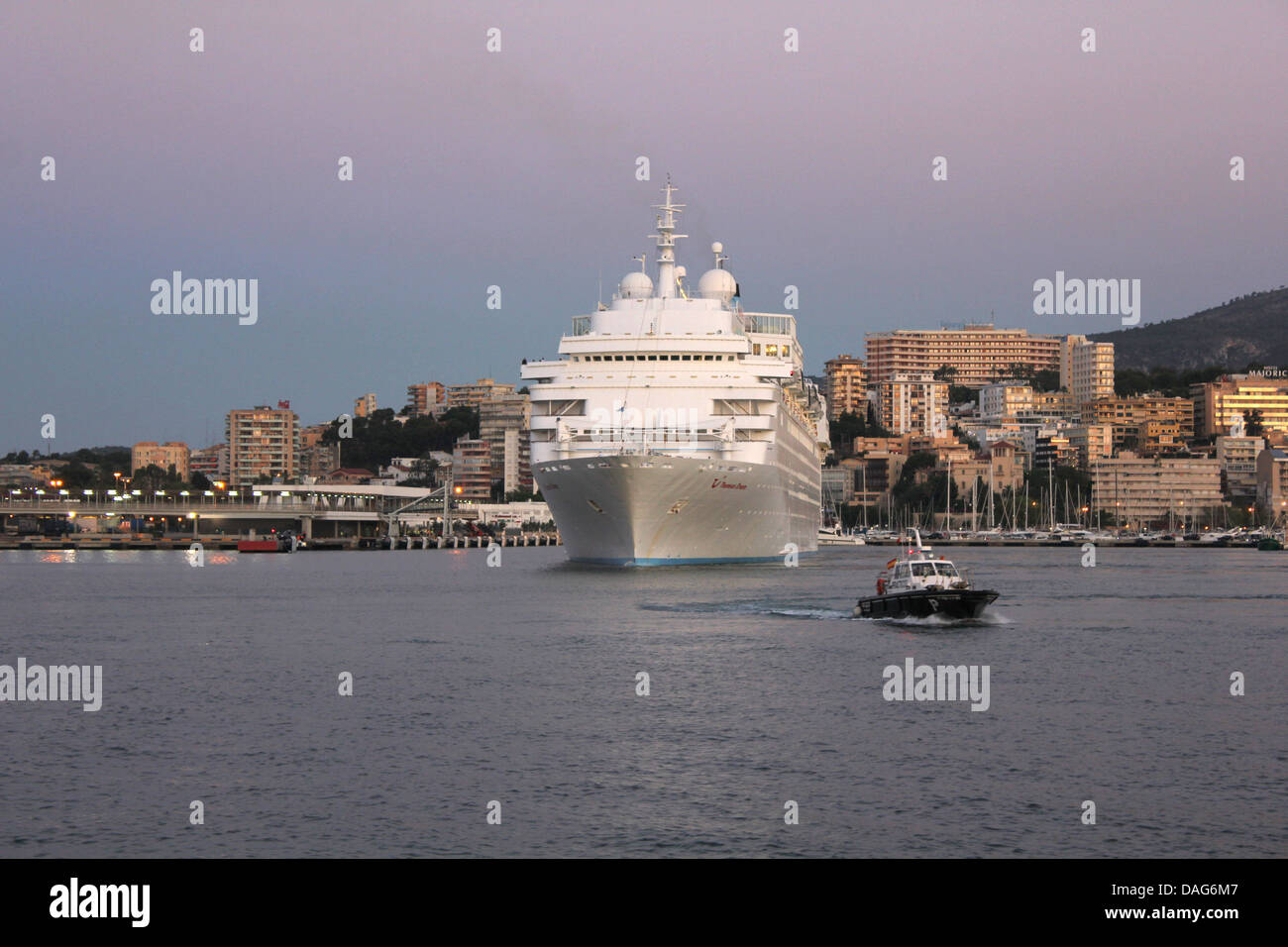 Thomson Cruises Cruise Ship “Thomson Dream” ( 243 mtrs) coming onto