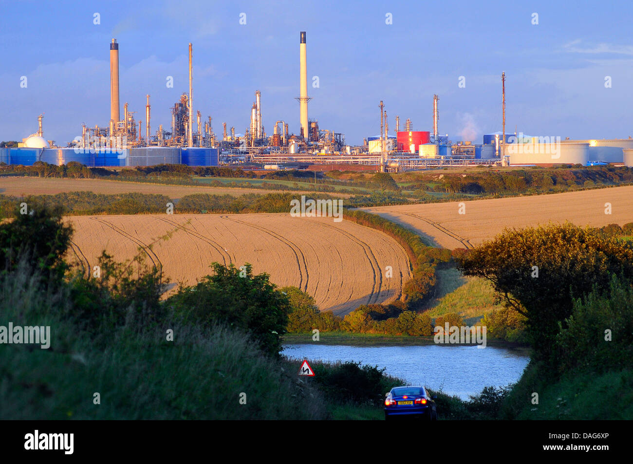 oil refinery in the evening, United Kingdom, Wales, Pembrokeshire, Milford Haven Stock Photo