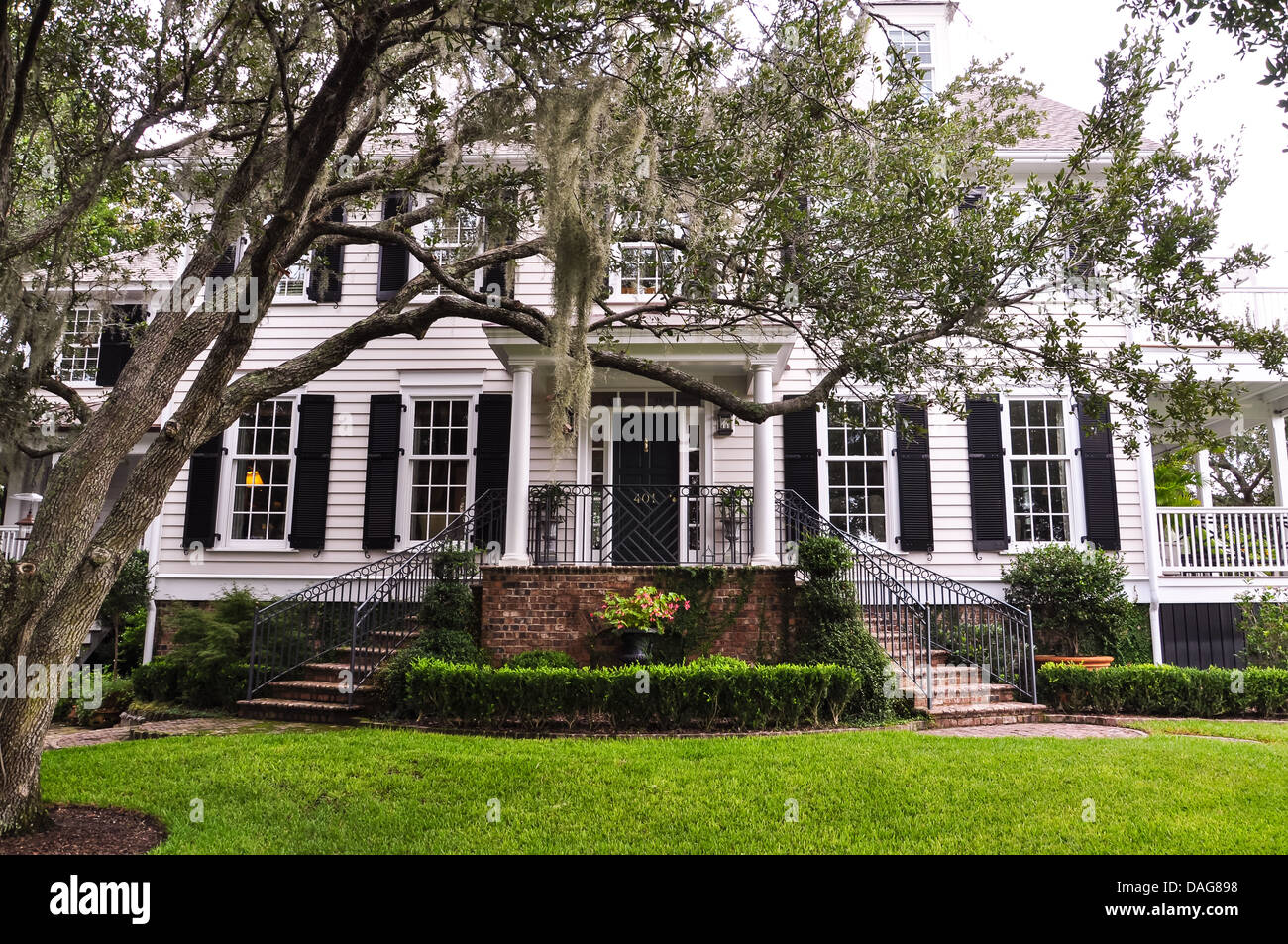White Wooden Southern Mansion Stock Photo Alamy