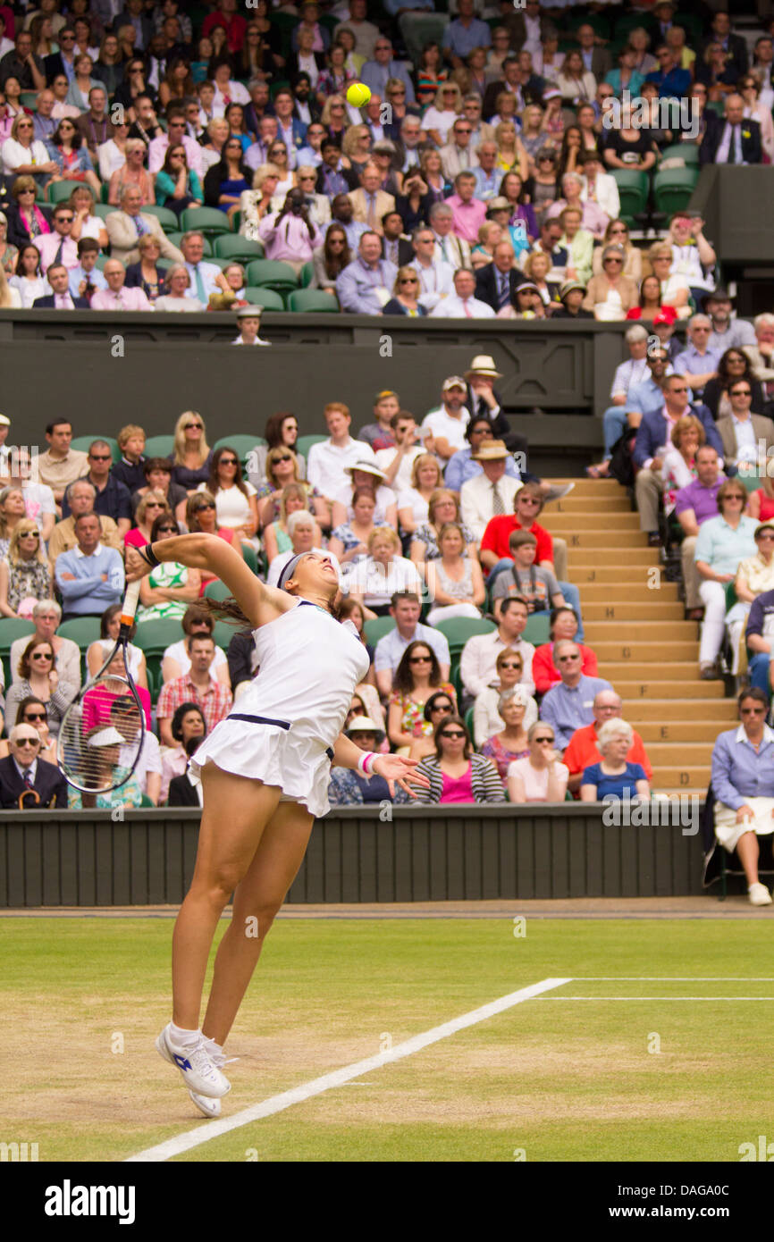 Marion Bartoli serving the ball at the Wimbledon semi-finals against Kirsten Flipkens Stock Photo